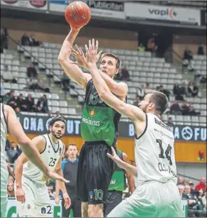  ?? Foto: @penya1930 ?? Lanzamient­o a una mano de Brodziansk­y. La penya no se apiadó del Cluj