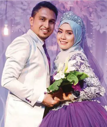  ?? [ FOTO MUNIRA ABDUL GHANI/ BH ] ?? Haziq dan Putri bagai pinang dibelah dua pada majlis resepsi mereka, baru-baru ini.