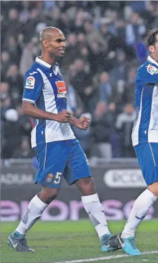  ??  ?? CAMBIO DE PARTIDO. Diego López celebra la parada a Messi en el penalti. A partir de entonces se empezaría a jugar otro partido en el que el Espanyol borró al Barcelona.