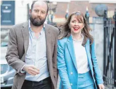  ?? FOTO: DPA ?? Nach der Wahlschlap­pe der Konservati­ven sind Nick Timothy und Fiona Hill, die beiden Berater der Premiermin­isterin, zurückgetr­eten.