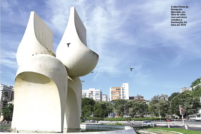  ??  ?? A obra Fonte da Rampa do Mercado, em fibra de vidro com estrutura metálica e iluminação, foi feita em 1970