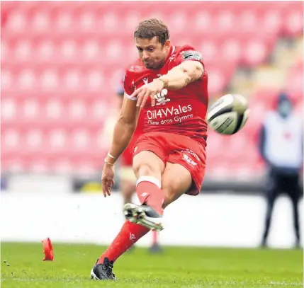  ?? Picture: Huw Evans Agency. ?? Leigh Halfpenny was in sublime goal-kicking form for the Scarlets against Munster on Saturday.