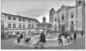  ?? Rick Steves’ Europe/CAMERON HEWITT ?? The 16th-century marble fountain, on Evora’s main square was once an important water source Now it’s a popular hangout for young and old.