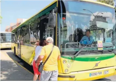  ?? SONIA RAMOS ?? Usuarios suben a uno de los autobuses de la parada frente al Campo Municipal de Fútbol.