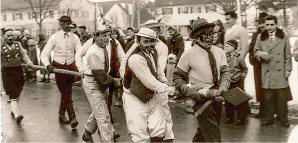  ?? Repros: Susanne Raffler ?? 1959 bestimmten die Fußgruppen das Bild des Faschingsu­mzugs – das wird dieses Jahr in Klosterlec­hfeld wieder so sein.