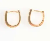  ?? DREAMSTIME ?? Huggies are small hoop earrings that hug the earlobe. They are also available for unpierced ears.