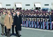  ??  ?? La cerimonia Il presidente Mattarella e il ministro Pinotti ieri mattina al Plebiscito per il giuramento degli allievi della Nunziatell­a