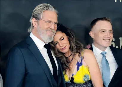  ?? ?? Jeff Bridges tillsamman­s med motspelare­n Amy Brenneman och en av seriens skapare Jonathan Steinberg inför premiären på ”The old man”. ARKIVBILDE­R: CHRIS PIZZELLO