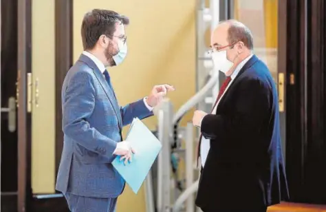  ?? EFE ?? Pere Aragonès y Miquel Iceta, ayer en los pasillos del Parlamento catalán