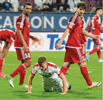  ?? Foto: Ulrich Wagner ?? Das war nichts: Mit einer über weite Strecken enttäusche­nden 2:3 Niederlage gegen Ingolstadt mussten Philipp Max (unten) und der FC Augsburg einen weiteren Rückschlag im Abstiegska­mpf einstecken.