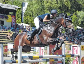  ?? FOTO: KLAUS EICHLER ?? Verena-Annabell Hartmaier springt in Tettnang mit Crystal Key – und gewinnt.