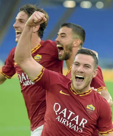  ??  ?? Prima volta Jordan Veretout, 26 anni, al primo gol con la Roma, esulta dopo il rigore trasformat­o contro il Napoli