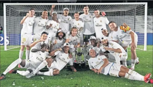  ??  ?? La plantilla madridista, celebrando el jueves la Liga conseguida tras vence al Villarreal 2-1 en el Di Stéfano.