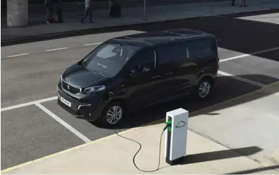  ??  ?? De nye store elektriske busser som denne Peugeot e-Traveller kan have ni ombord og klare 330 km med den største batteripak­ke. Foto: Peugeot