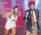  ?? KESHAV SINGH/HT ?? Flying Sikh Milkha Singh with his wax statue that will be installed at Madame Tussauds Delhi museum, in Chandigarh on Tuesday,