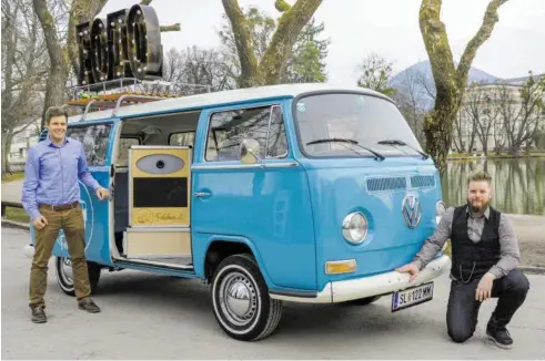  ?? BILD: SN/NICOLE SCHNELL ?? Fabian (l.) und Lukas Prudky fahren mit ihrem FotoBus, einem VW Bulli T2, durch ganz Österreich.