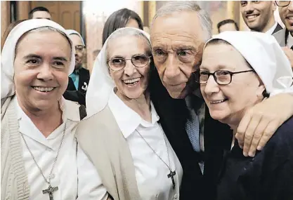  ??  ?? Entre as já habituais selfies, Marcelo Rebelo de Sousa deixou um pedido às Irmãs Comboniana­s : “Rezem por mim de vez em quando, que isto dá muito trabalho, ser presidente dá muito trabalho.” O Presidente arrancou o dia com um encontro com o homólogo...