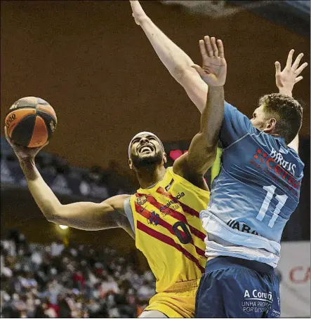  ?? FOTO: EFE ?? Brandon Davies tratando de anotar ante Birutis.
El Barça supo combatir al siempre poderoso juego interior del Obradoiro