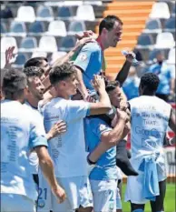  ??  ?? Los jugadores del Ibiza celebran el ascenso.