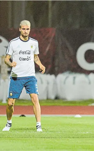  ??  ?? Mano a mano. Mammana y Fazio fueron los únicos defensores elegidos por el ent trenador en el último ensayo de fútbol. Deberán estar muy atentos para controlar el ataque rival.