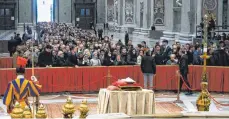  ?? FOTO: IMAGO/VATICAN MEDIA ?? Der Leichnam des verstorben­en Papsts Benedikt XVI. ist im Petersdom öffentlich aufgebahrt, bewacht von der Schweizer Garde.