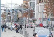  ?? FOTO: ANDREAS BRÜCKEN ?? Die Augsburger Straße in Neu-Ulm soll probehalbe­r zum „Shared Space“werden, in dem sich alle Verkehrste­ilnehmer gleichbere­chtigt bewegen dürfen. Das fordern die FWG-Fraktion und mehrere Grünen-Stadträte.