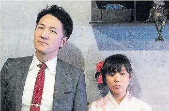  ??  ?? Yuichi Ishii, dueño de Family Romance, que actúa de sí mismo, y Mahiro Tanimoto, su hija postiza en el filme.