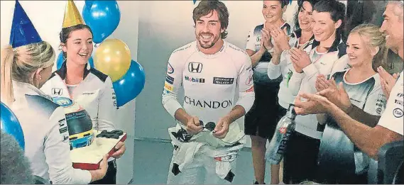  ?? FOTO: MCLARENHON­DA ?? Fernando Alonso es felicitado por los miembros del equipo McLaren-Honda Un pastel gigante con el casco del asturiano como motivo principal y el ‘happy birthday’ para Alonso