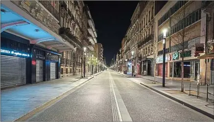  ??  ?? Toulouse, ici en mars pendant le confinemen­t, fait partie des zones où le couvre-feu est mis en place entre 21 h et 6 h.