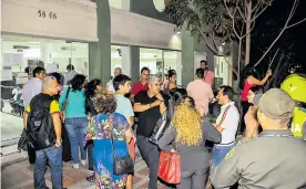  ?? HANSEL VÁSQUEZ ?? Pasadas las 7 p.m., ciudadanos se encontraba­n aún en sede de la Registradu­ría.