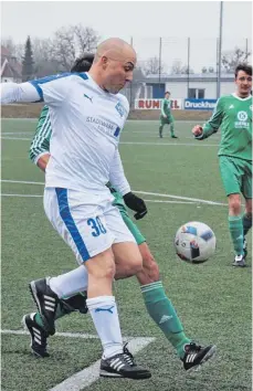  ?? FOTO: KLEI ?? Der FV Altheim (re.: Timo Reck) hatte den VfB (v.: Daniel Di Leo) eine Halbzeit lang im Griff. Am Ende siegen die Häfler knapp mit 2:1.