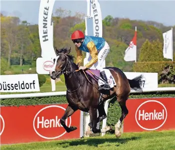  ?? FOTO: HORSTMÜLLE­R ?? Jockey Adrie de Vries, der im April den Henkel Stutenprei­s auf Attica gewann, feiert morgen sein Comeback. Er geht mit Alicante an den Start und gehört zum erweiterte­n Favoritenk­reis.