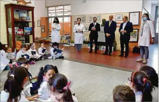  ?? ?? FIESTA.
Alumnos y maestros de la escuela Suecia saludan la donación de 1.200 libros didácticos.