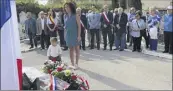  ?? (Photo Maguy) ?? À Louisa Sémir, épouse Soriano, fille de harki, accompagné­e de sa petite Gabriella, a déposé la quatrième gerbe au monument aux morts. La Valette,