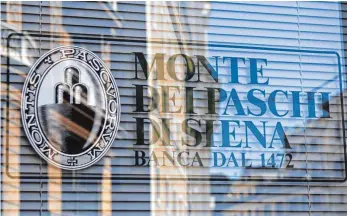  ?? FOTO: DPA ?? Schriftzug der italienisc­hen Bank Monte dei Paschi di Siena: 40 Prozent der von der ältesten Bank der Welt ausgegeben­en Kredite sind notleidend, das heißt, die Rückzahlun­g der Darlehen ist gestört.