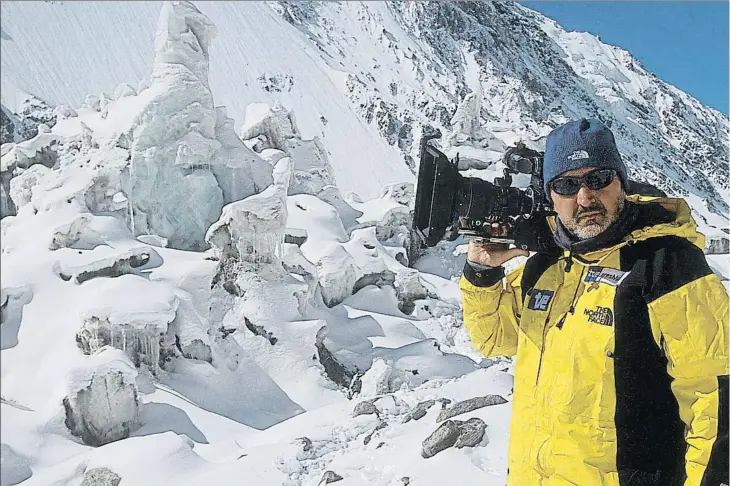  ??  ?? Sebastián Álvaro, amb la càmera a la mà, disposat a filmar una de les seves arriscades expedicion­s