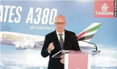  ??  ?? Im Oktober 2018 hat der A380 seinen Liniendien­st am Hamburger Flughafen aufgenomme­n. Ein großer Tag – an dem auch Bürgermeis­ter Peter Tschentsch­er den Super-Vogel begrüßte.