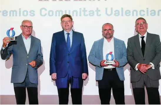  ?? ?? Cristobal Aguado, Presidente de AVA-ASAJA, y Carles Peris, Secretario General de La Unió, recogiendo el premio