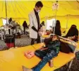  ?? Foto: Hani Al Ansi, dpa ?? Ein jemenitisc­her Junge mit Verdacht auf Cholera wird in einer Klinik behandelt.