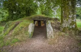  ??  ?? Dans les monts d’arrée, le nombre de sites magiques est impression­nant. Ici, à Brennilis, la maison des Fées, un dolmen du néolithiqu­e.