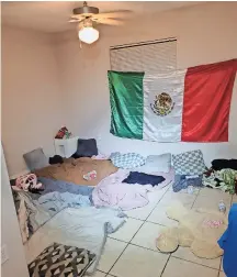  ?? ?? dormían En el suelo, sobre cobijas, colchas y cojines. Tenían una bandera de México en la habitación