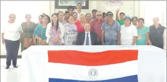  ??  ?? Compatriot­as residentes en Foz de Yguazú con el cónsul paraguayo Jorge Coscia.