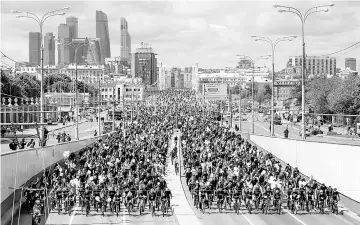  ??  ?? (FILES) This file photo taken on May 28, 2017 shows participan­ts of the Moscow bicycle parade riding in a street of Moscow.Last year, some 196,000 people pedalled around the city on the 320,000 bicycles it provides.The authoritie­s spend some 150...