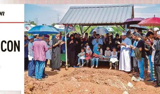  ?? BERNAMA PIC ?? Family and friends attending the burial at the Section 21 Muslim Cemetery in Shah Alam.