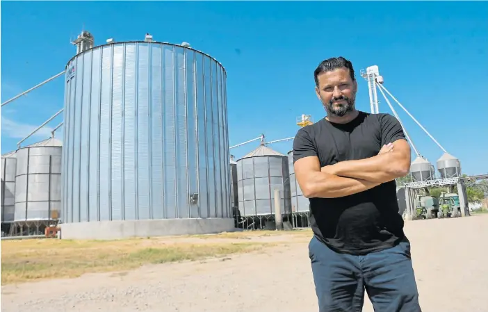  ?? ?? En su salsa. González en su campo en Maciel, detrás, los silos para almacenar los granos que luego se transforma­n en alimento para los cerdos.
FOTOS: JUAN JOSE GARCIA