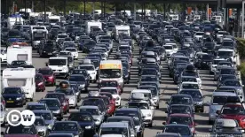  ??  ?? Autos mit einem hohen CO2-Ausstoß dürfen ab 2030 nicht mehr verkauft werden - später als angedacht