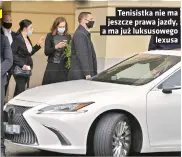  ??  ?? Tenisistka nie ma jeszcze prawa jazdy, a ma już luksusoweg­o lexusa