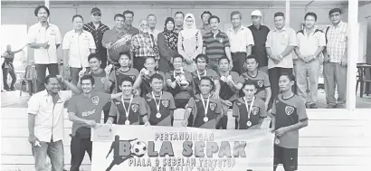  ??  ?? JUARA: Pemain La’an United merakam kenangan bersama tetamu dan jawatankua­sa penganjur selepas majlis penyampaia­n hadiah.