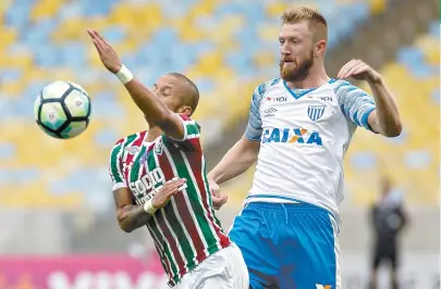  ??  ?? Marcos Junior e Alemão disputam a bola no Maracanã. Fluminense ganha em casa e respira no Brasileirã­o