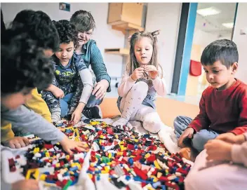  ?? RP-FOTO: ANDREAS BRETZ ?? In der städtische­n Kindertage­sstätte an der Velberter Straße hilft Erzieherin Ingrid Kelch Eltern und Kindern bei der Eingewöhnu­ng in die neue Umgebung.